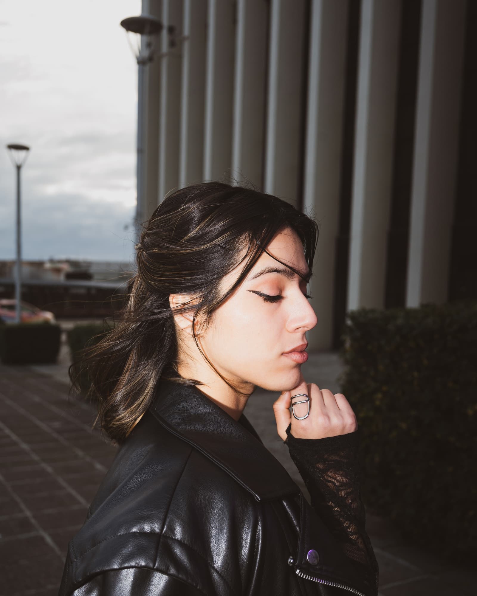 Retrato de perfil al atardecer, con la mano en el mentón